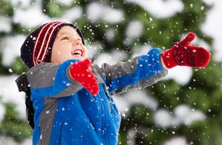 Katere lastnosti naj imajo zimske obleke za otroke?